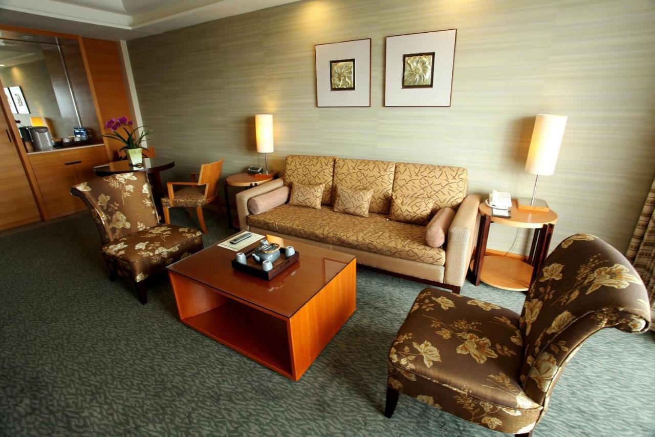 Nice Prince Hotel Chiayi Exterior foto A living room in a suite