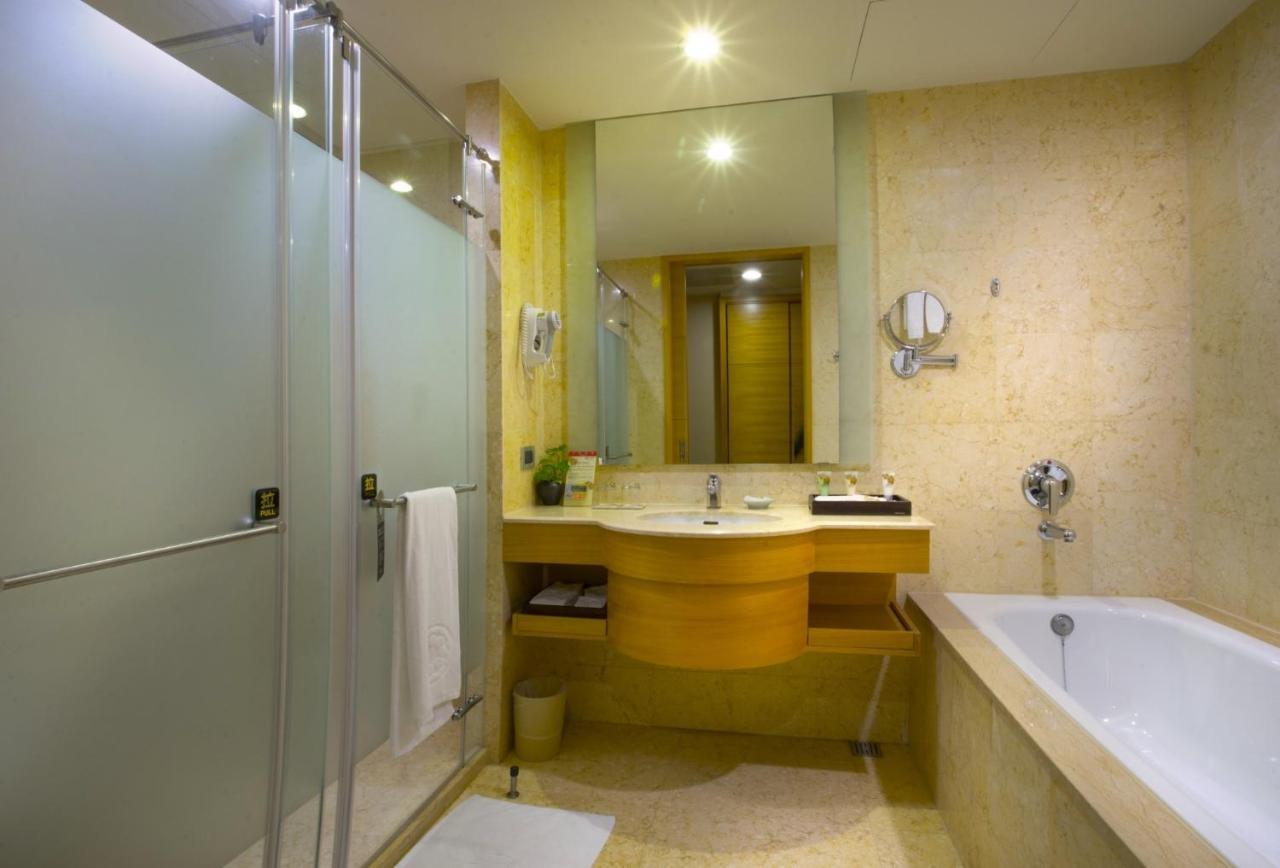Nice Prince Hotel Chiayi Exterior foto A bathroom in a hotel
