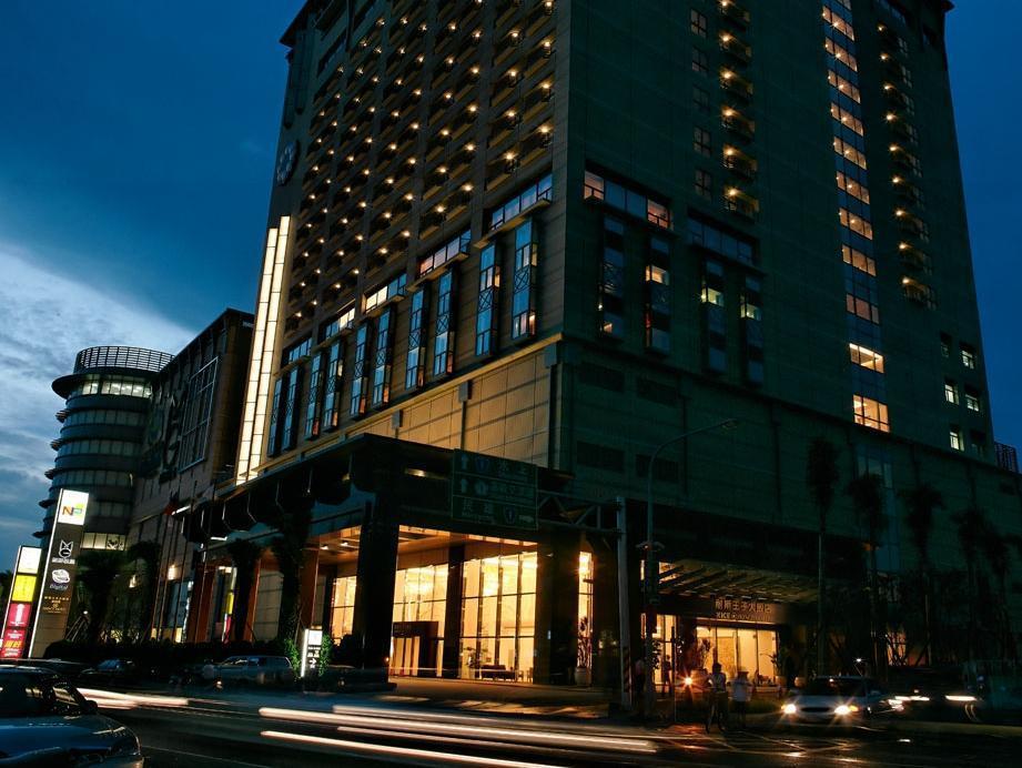 Nice Prince Hotel Chiayi Exterior foto The hotel at night