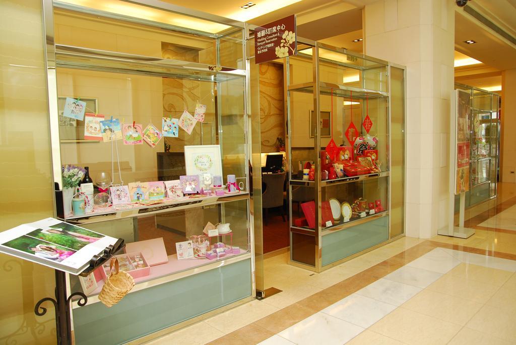 Nice Prince Hotel Chiayi Exterior foto A store in the lobby of the hotel