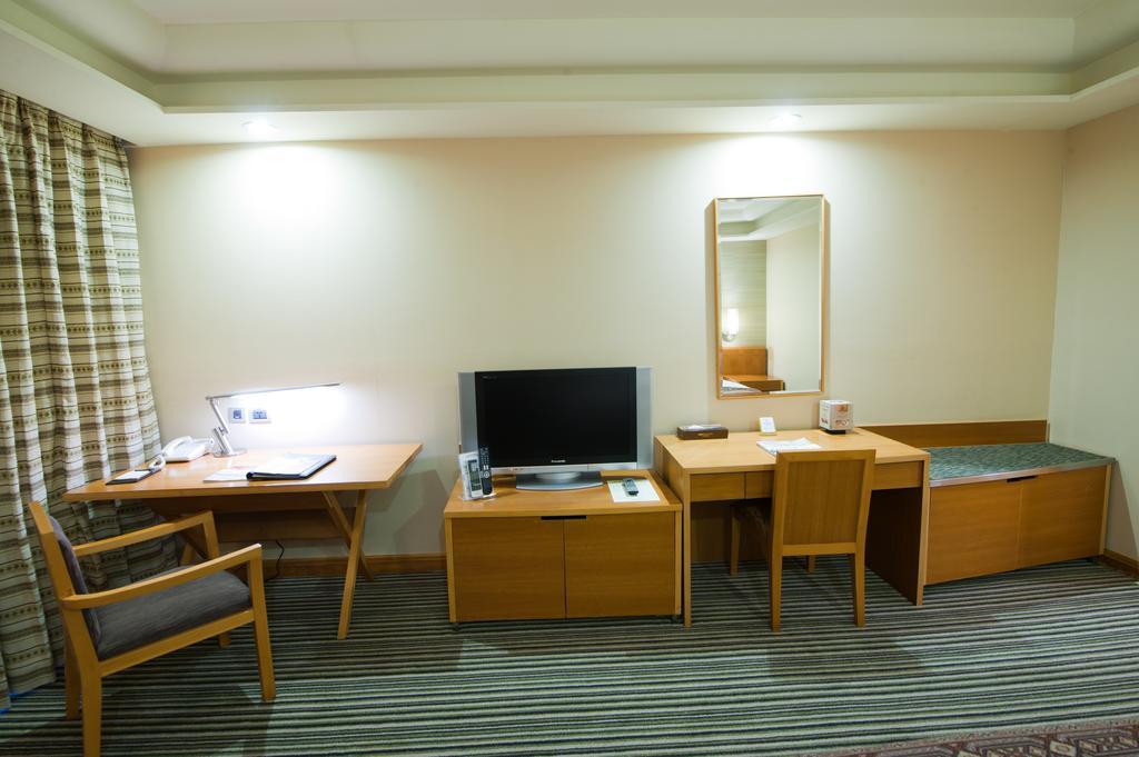 Nice Prince Hotel Chiayi Exterior foto A room at the hotel