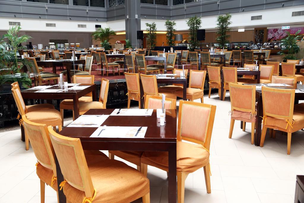 Nice Prince Hotel Chiayi Exterior foto The interior of the restaurant