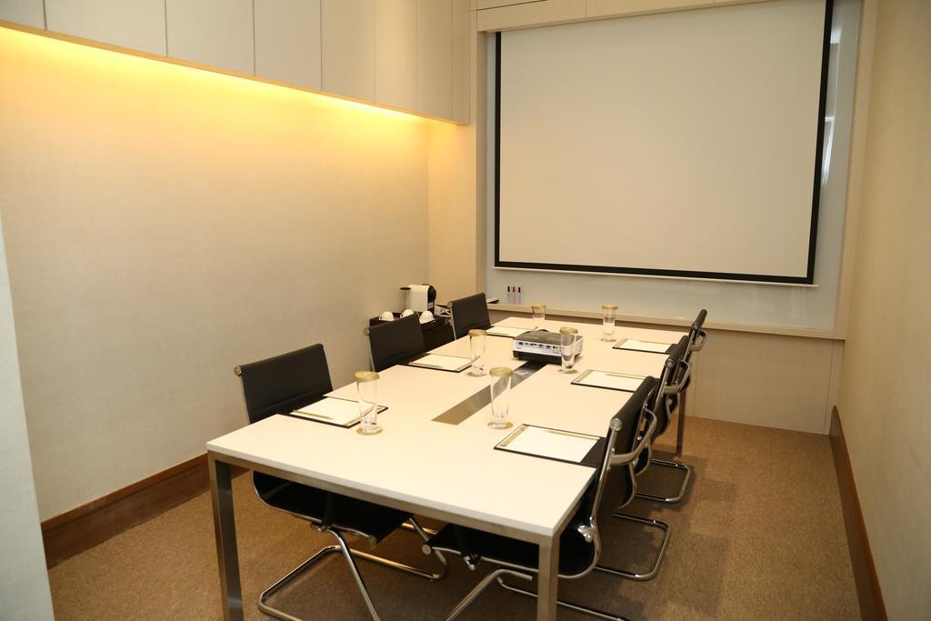 Nice Prince Hotel Chiayi Exterior foto A meeting room at the hotel