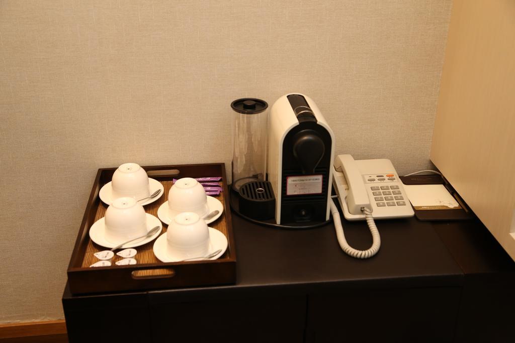 Nice Prince Hotel Chiayi Exterior foto A Nespresso coffee machine in a hotel room