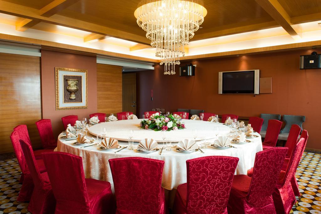 Nice Prince Hotel Chiayi Exterior foto A banquet hall