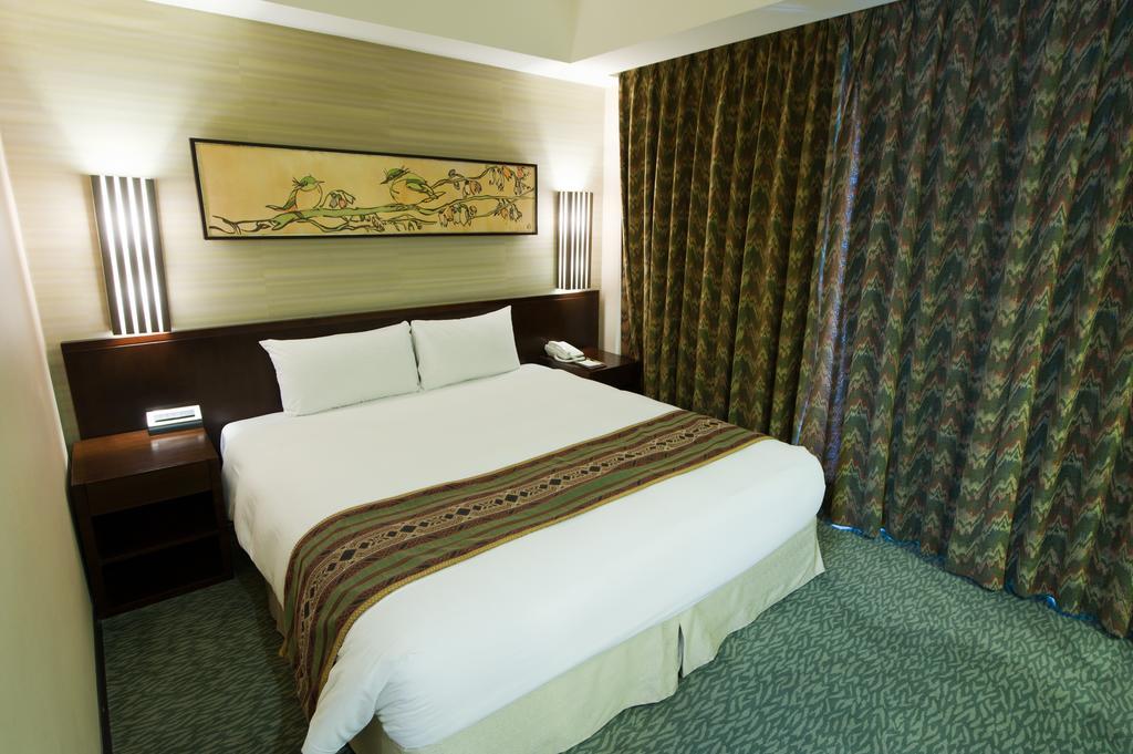 Nice Prince Hotel Chiayi Exterior foto A bedroom at the hotel
