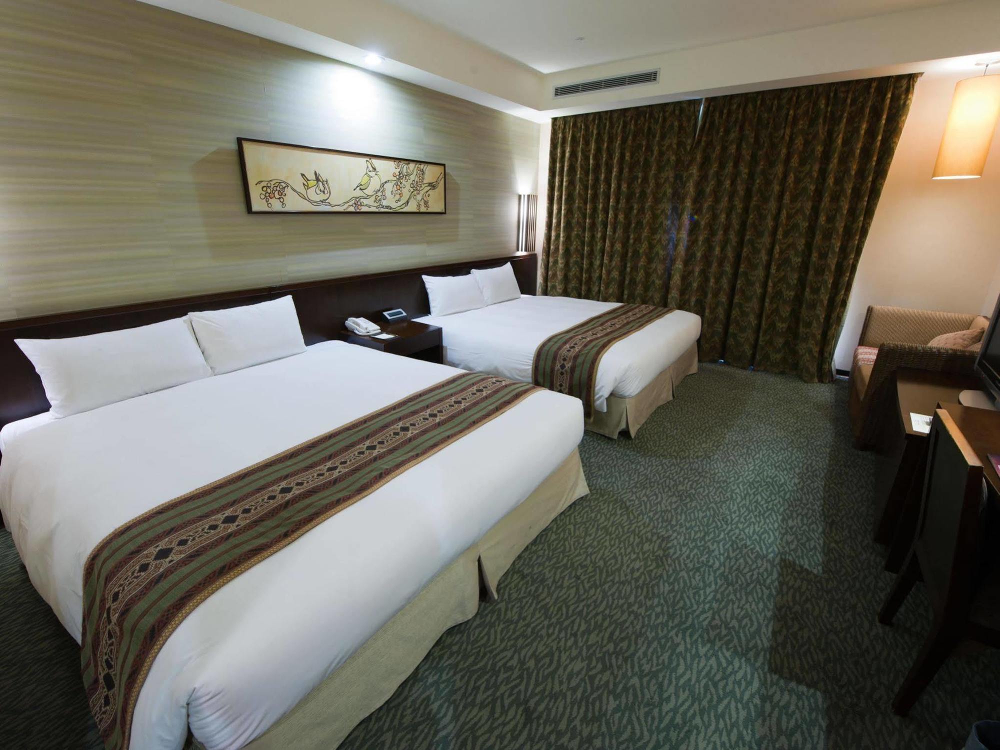 Nice Prince Hotel Chiayi Exterior foto Deluxe room